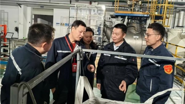 Ủy viên Ban Thường vụ Đảng ủy, Phó Tổng Giám đốc Shen Huiming của Trung Weng Gao Xin đến công ty khảo sát